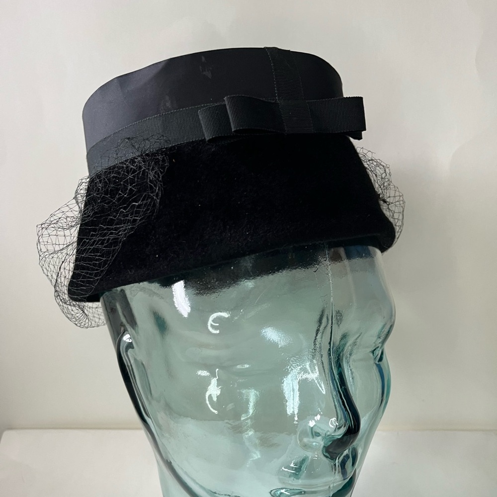 Vintage Peachbloom Velour Ladies Hat Union Made Size Medium Black with hatpin